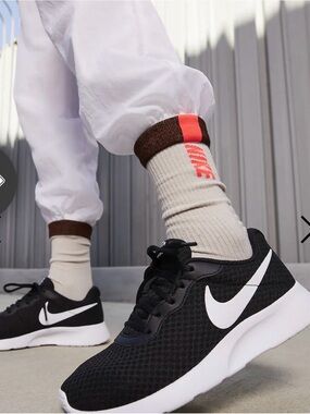 Nike Women Tanjun Black White Athletic Shoes